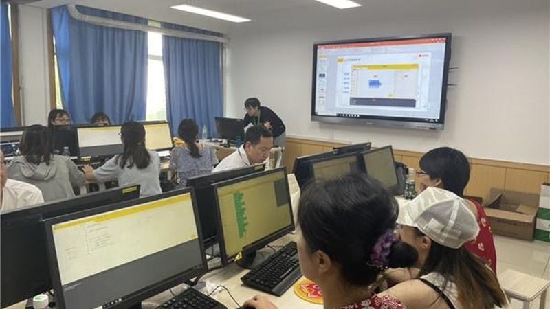 行业背景：IT行业快速发展，职业培训需求旺盛